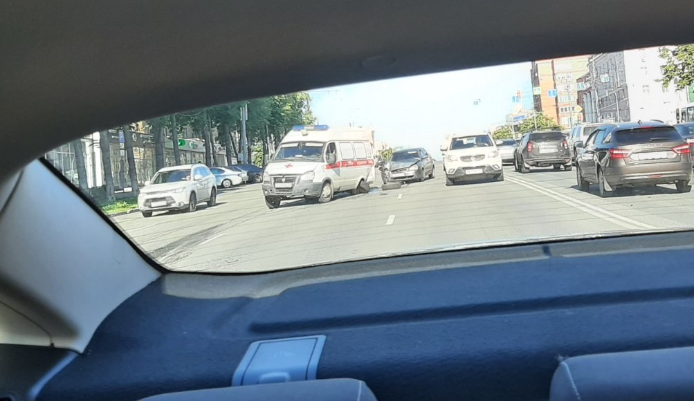 Водитель «Приоры» утверждает, что не заметил скорую из-за яркого солнца Водитель «Приоры» утверждает, что не заметил скорую из-за яркого солнца