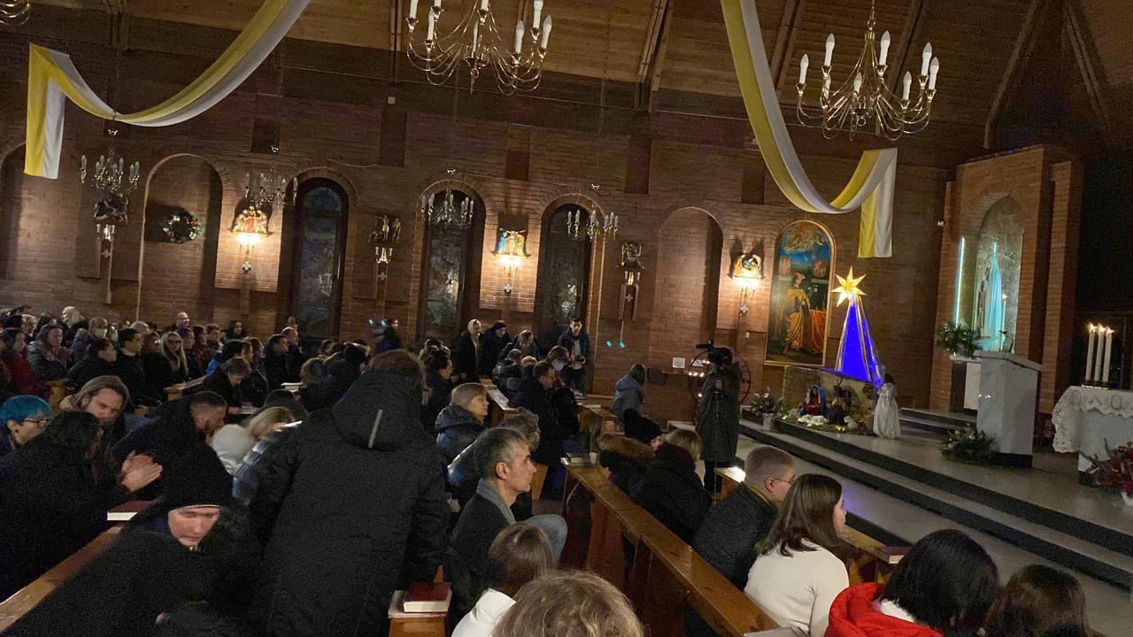 В канун праздника в соборе собрались сотни человек. На богослужение пришли люди разных возрастов. Рождественский сочельник встречают представители практически всех христианских конфессий мира. Исключение составляют последователи Русской, Сербской, Иерусалимской и Грузинской православных церквей. Различие во времени встречи праздника объясняется отличиями календарных стилей В канун праздника в соборе собрались сотни человек. На богослужение пришли люди разных возрастов. Рождественский сочельник встречают представители практически всех христианских конфессий мира. Исключение составляют последователи Русской, Сербской, Иерусалимской и Грузинской православных церквей. Различие во времени встречи праздника объясняется отличиями календарных стилей