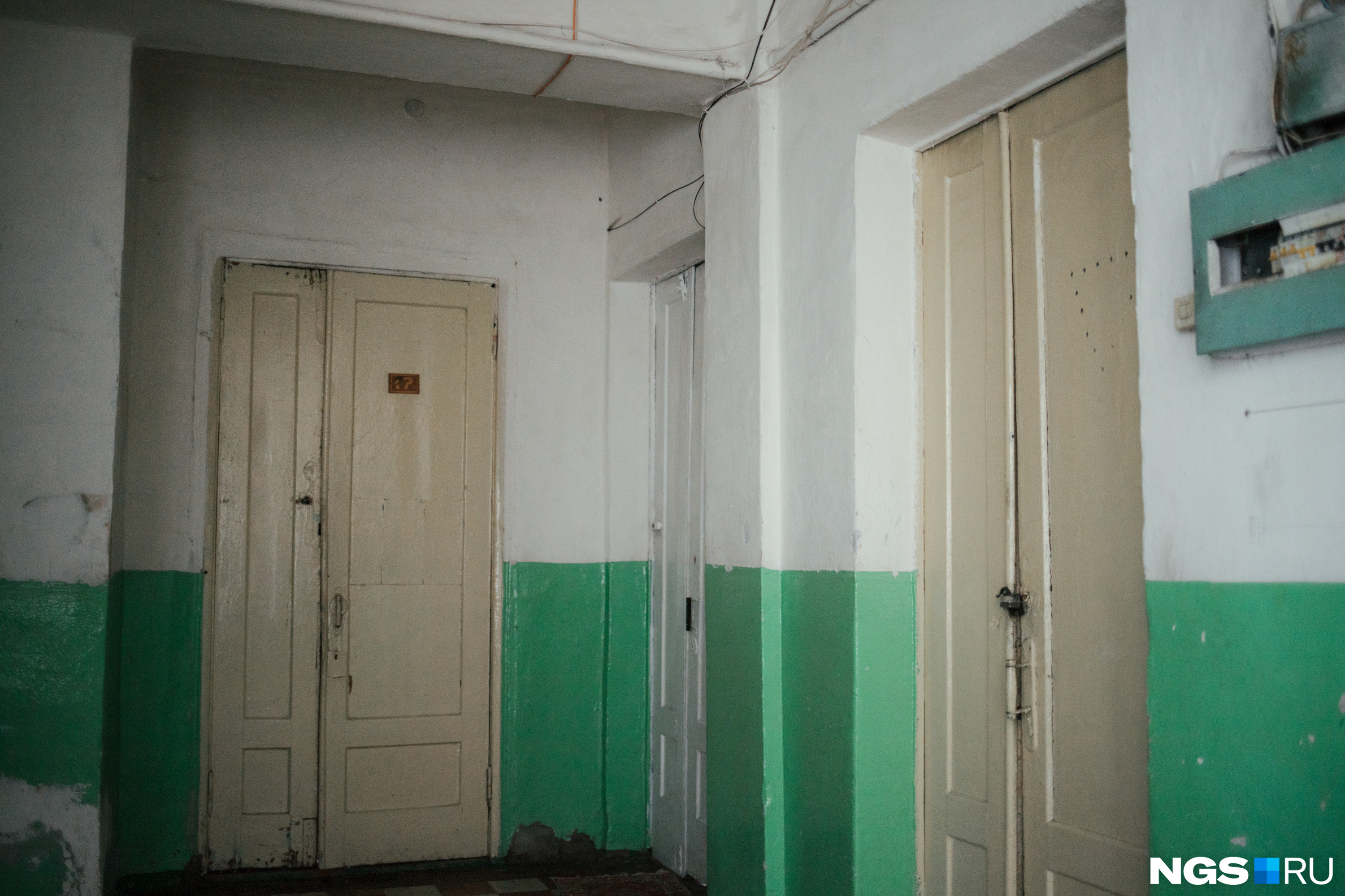 Это секционное общежитие с характерной плиткой и старыми советскими межкомнатными дверями