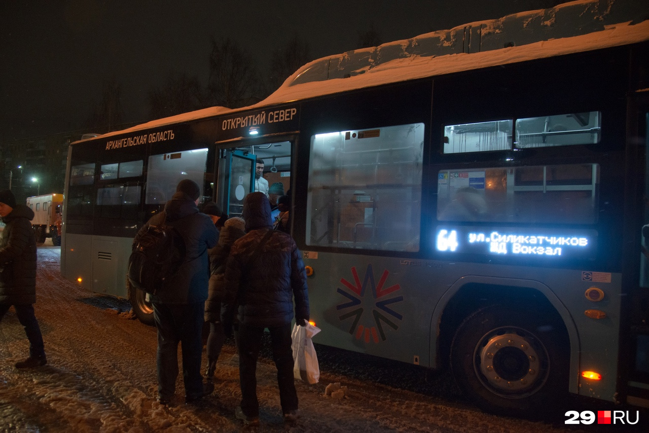 Автобус 64-го маршрута подъезжает еще в утренней темноте