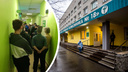 «Кто-то стоит уже не первый день»: жители Новосибирска пожаловались на огромные очереди к педиатрам