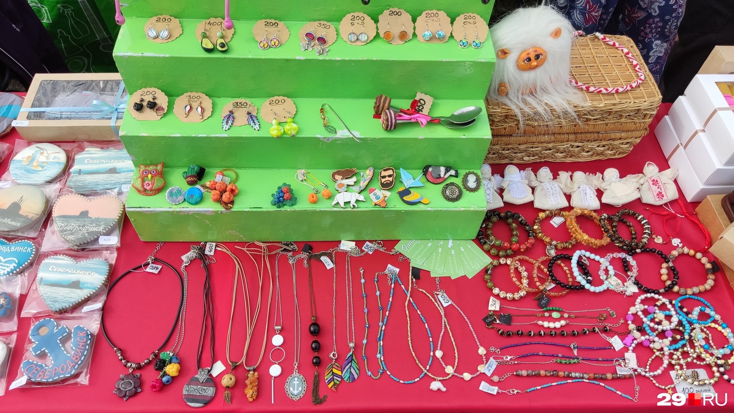 Значки, серьги, браслеты и бусы — разброс цен от 100 до 650 рублей