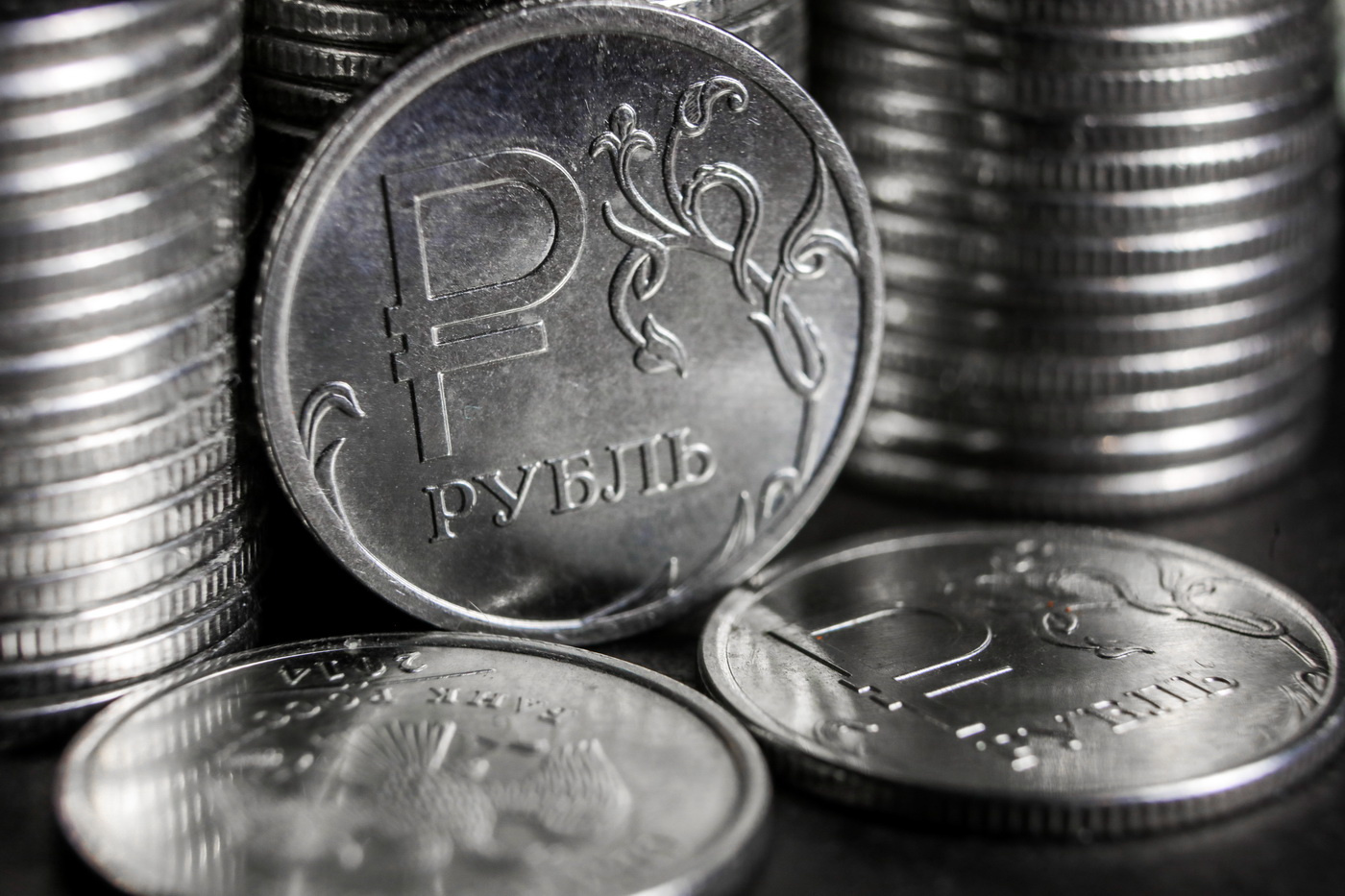 Грозит ли рублю новый обвал? Отвечают экономисты
