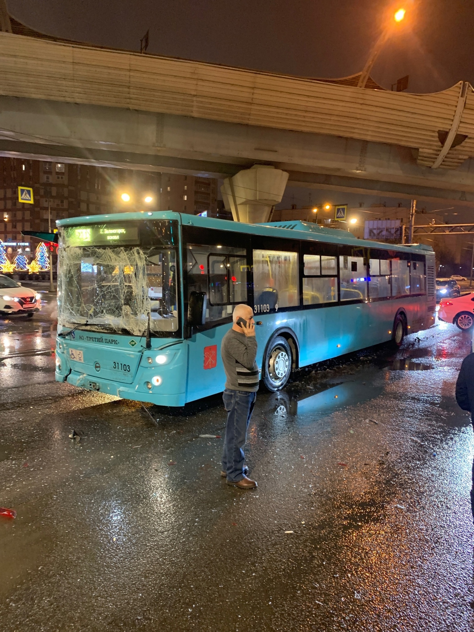 Автобус на Савушкина опрокинул инкассаторов. ДТП попало на видео