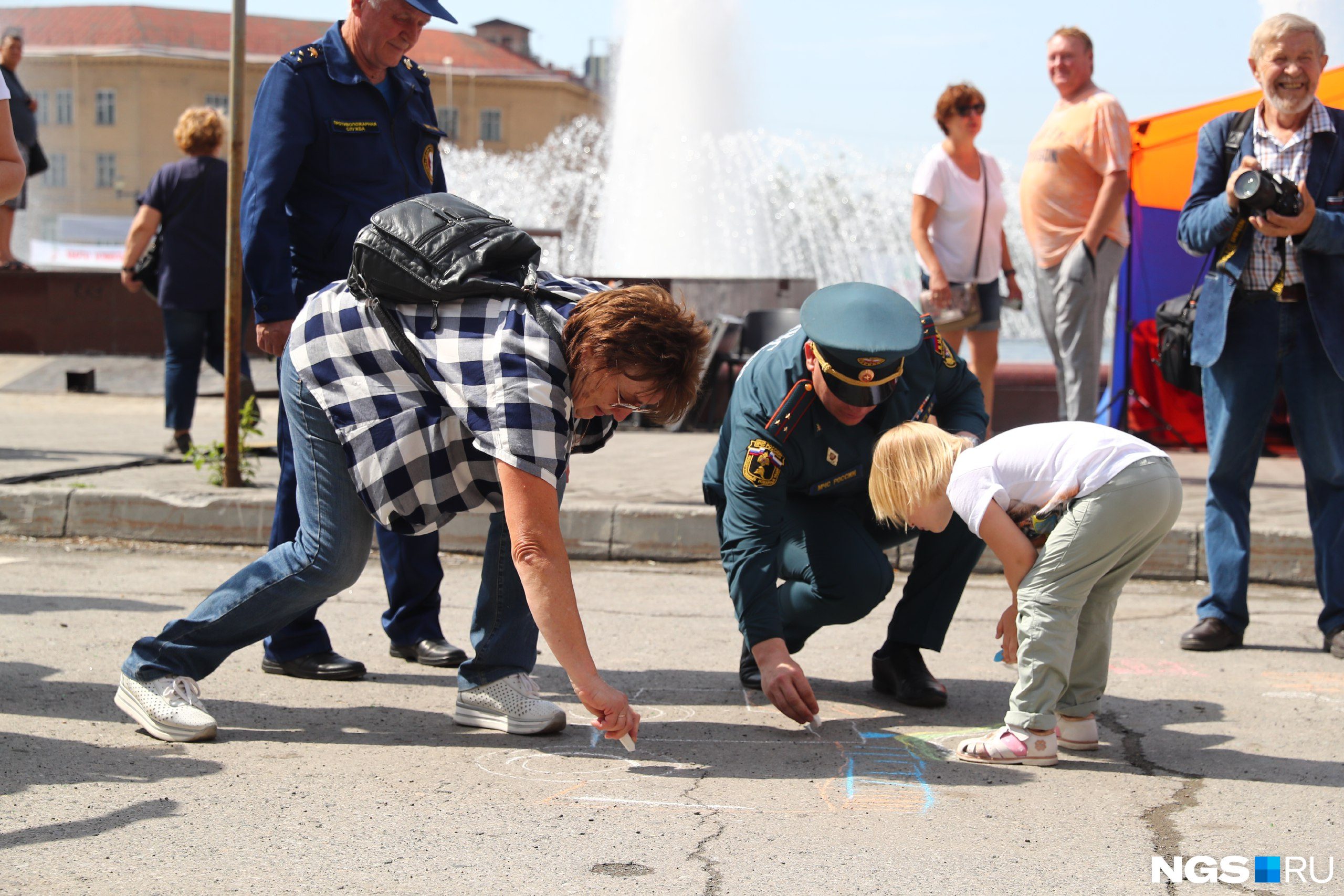 20 кадров. Фотографии людей в городе. Люди в городе. Человек. Люди танцуют в парке.