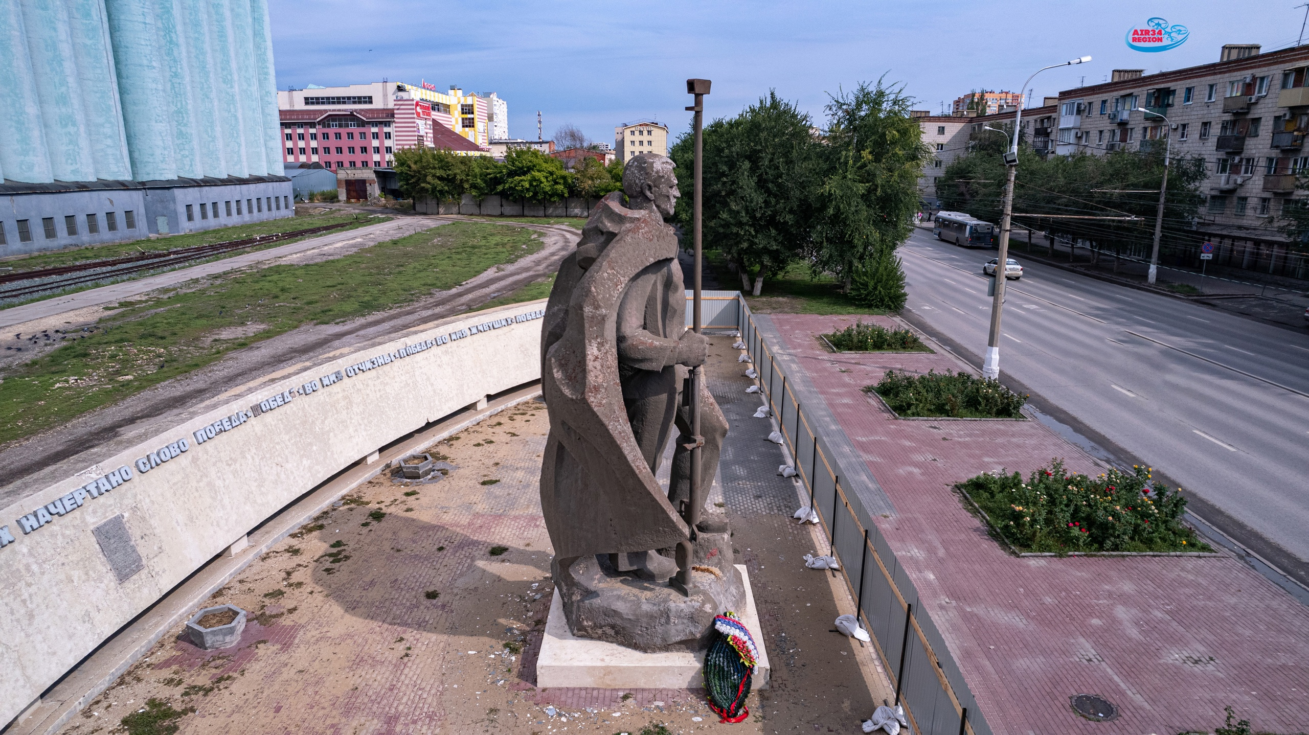 Волгоград закрыт. Памятники Волгограда. Новый памятник в Волгограде. Памятник детям Сталинграда Волгоград. Памятник Пахмутовой в Волгограде.