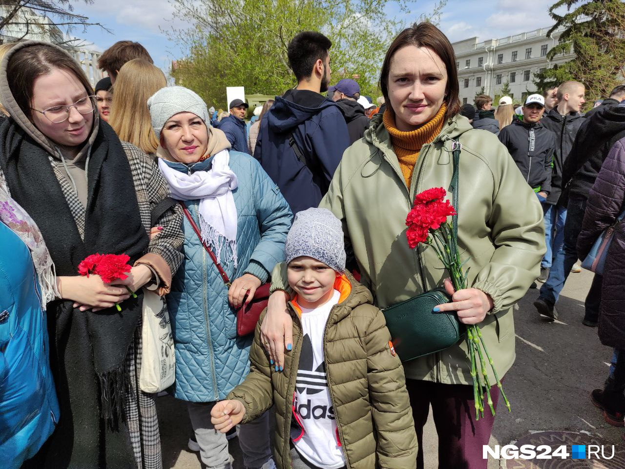 Многие берут на парад детей, чтобы рассказать историю своей страны и родных Многие берут на парад детей, чтобы рассказать историю своей страны и родных