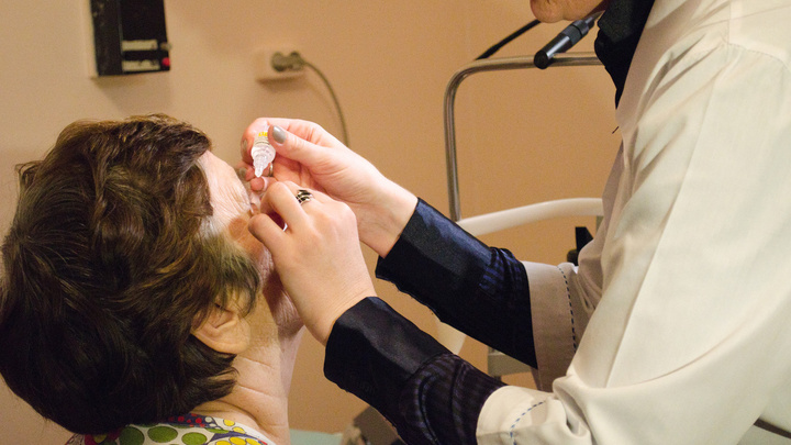 «Подозрение на отслоение сетчатки»: челябинец не может добиться осмотра офтальмолога для лежачей матери