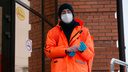 С термосумкой на плечах: показываем на видео, как выглядит экипировка доставщика еды в Архангельске