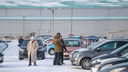 «Наши машины во-о-о-он там, за туалетом»: вместе с автоблогером поискали на рынке в Красноярске авто за 200 тысяч