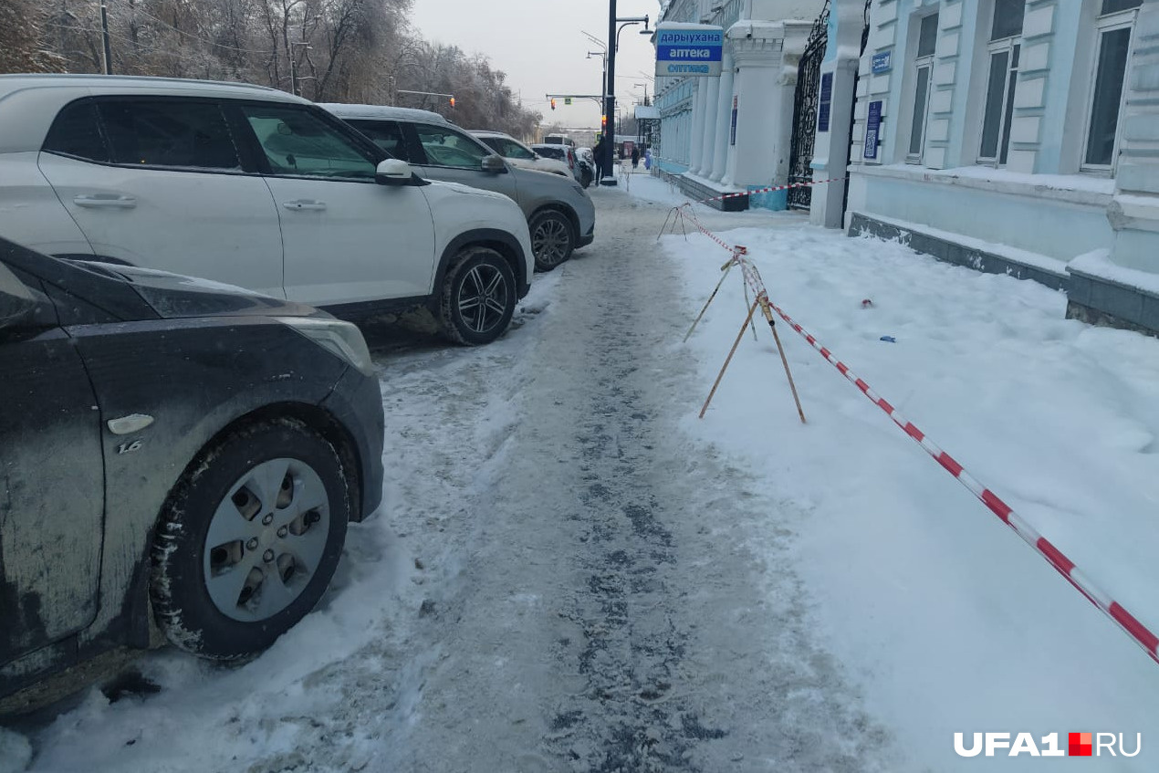 Тротуар не только узкий, но и очень скользкий