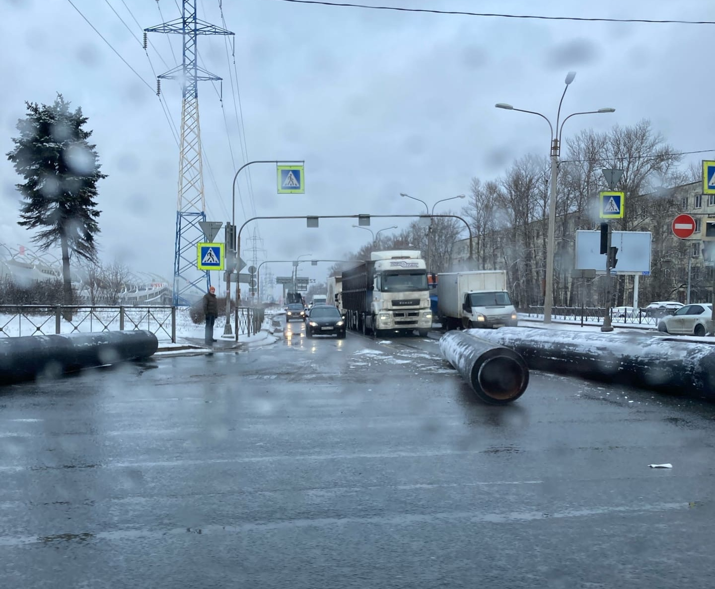В Петербурге второй день валяют трубы по дорогам. Нежданное препятствие собрало пробку на Кубинской