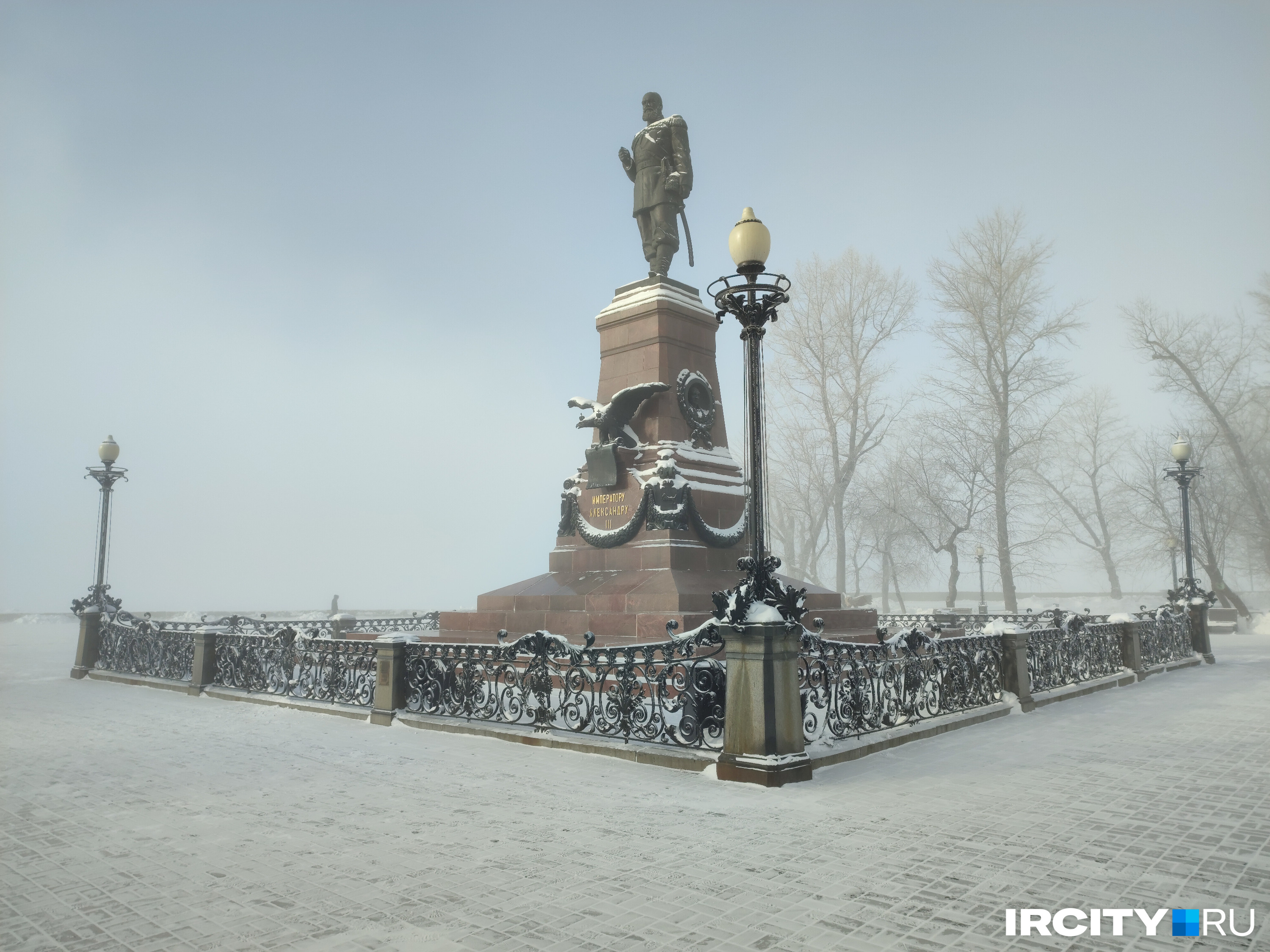 Памятник Александру III — как маяк на бульваре Гагарина, затянутом туманом с Ангары