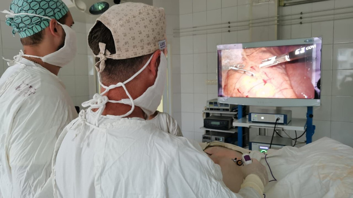 Кузбасские хирурги провели уникальную операцию. Пенсионеру удалили рак и органы через проколы