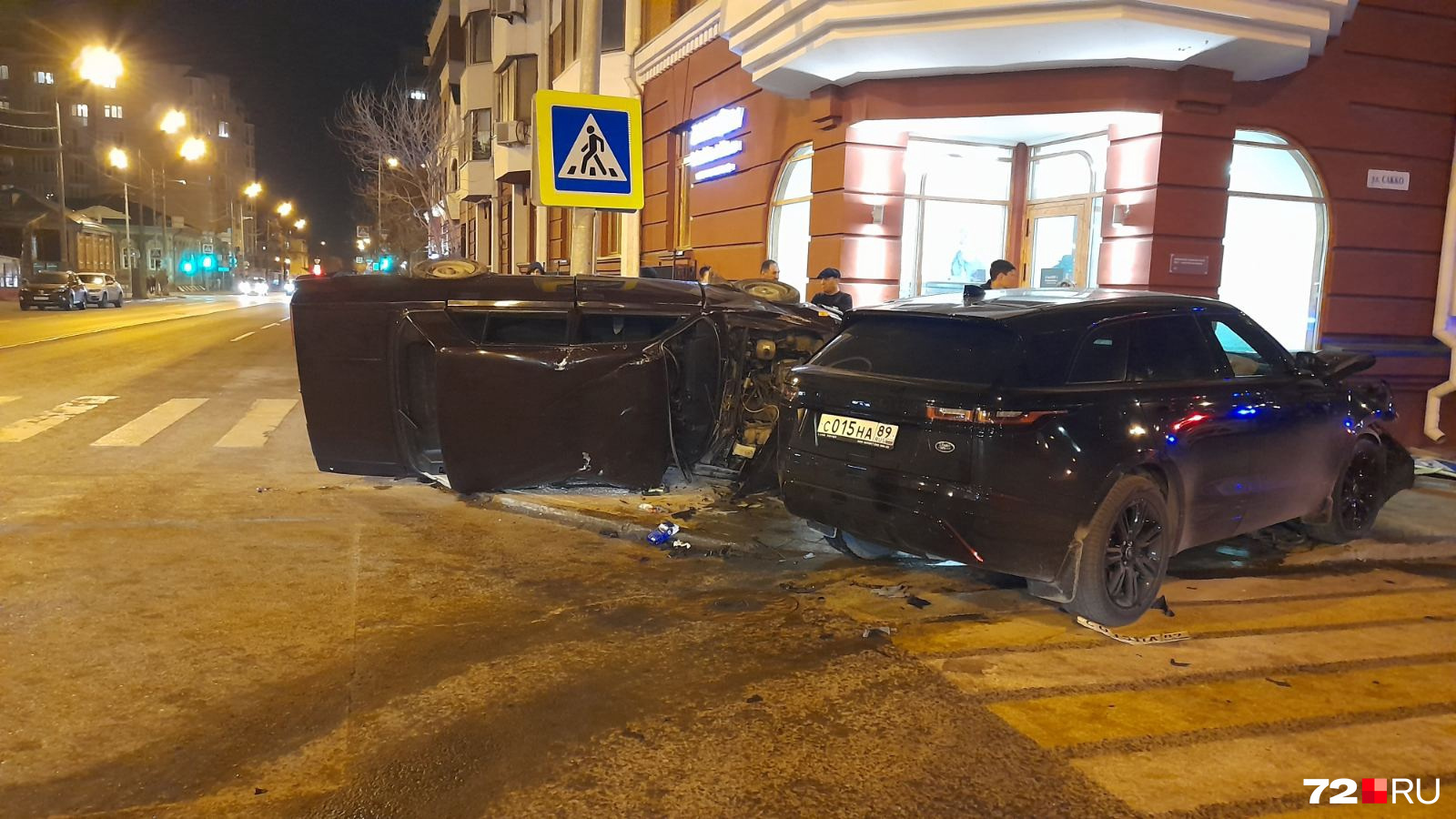 Машина российского производства после столкновения перевернулась на крышу