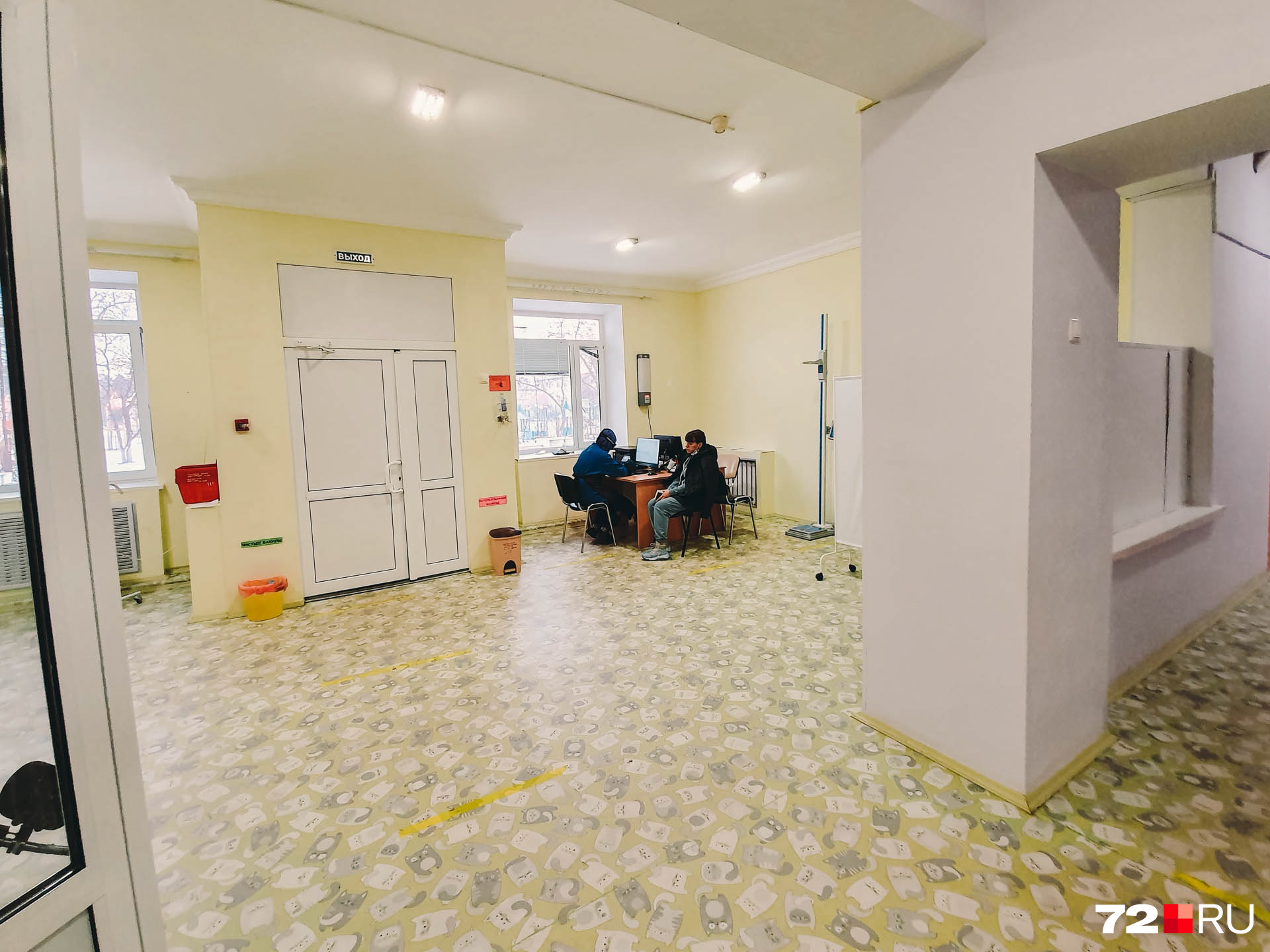 Так выглядит вход в госпиталь. Здесь организовали прием пациентов, которые прибывают на госпитализацию Так выглядит вход в госпиталь. Здесь организовали прием пациентов, которые прибывают на госпитализацию