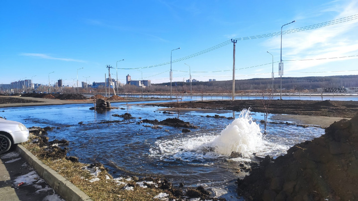 В Челябинске забил гейзер. Очень густой жилой массив отключат от воды