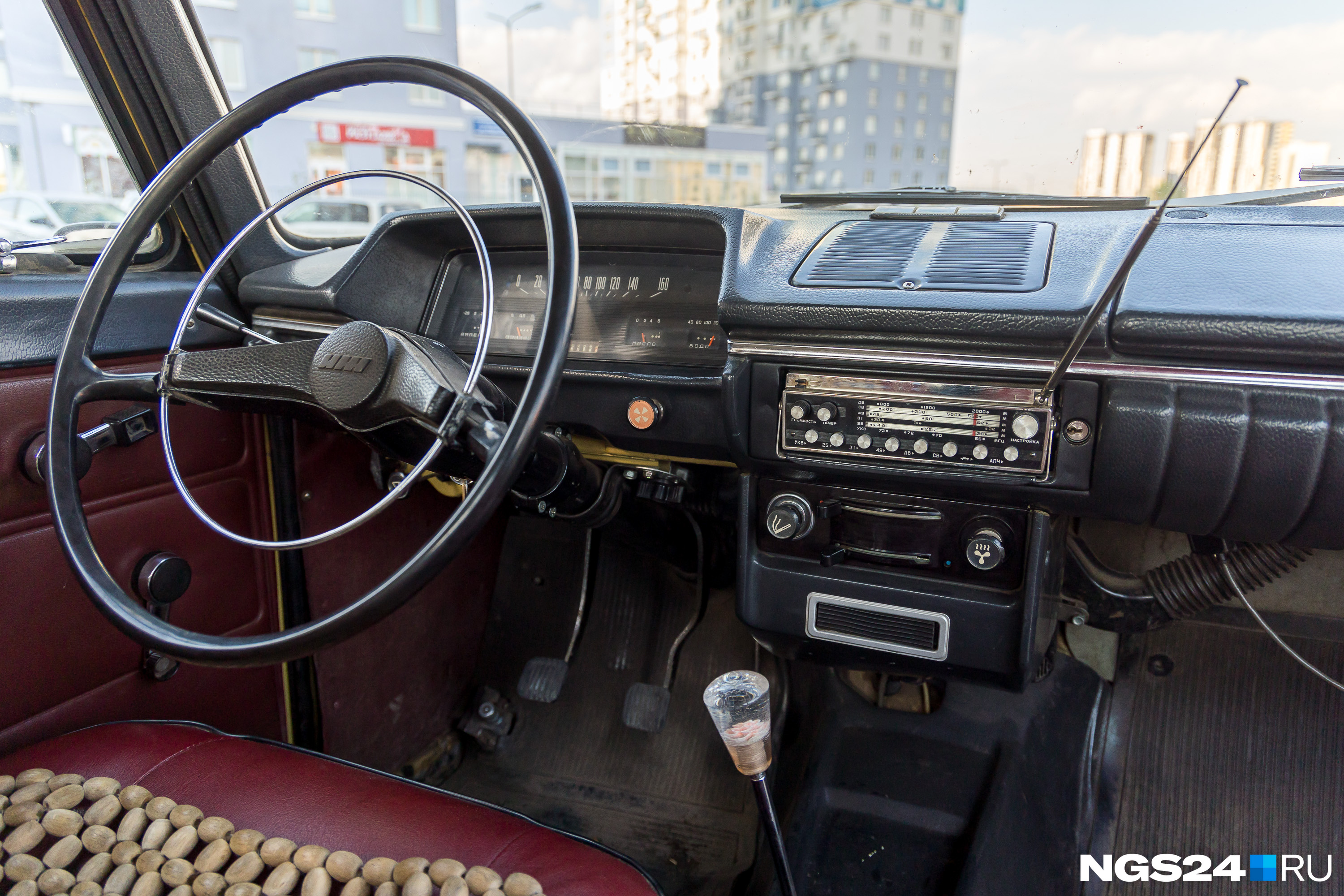 Многие водители не хотят переделывать старые машины. Даже в деталях: съемная магнитола «<nobr class="_">Урал-Авто-2</nobr>» до сих пор работает и ловит радио