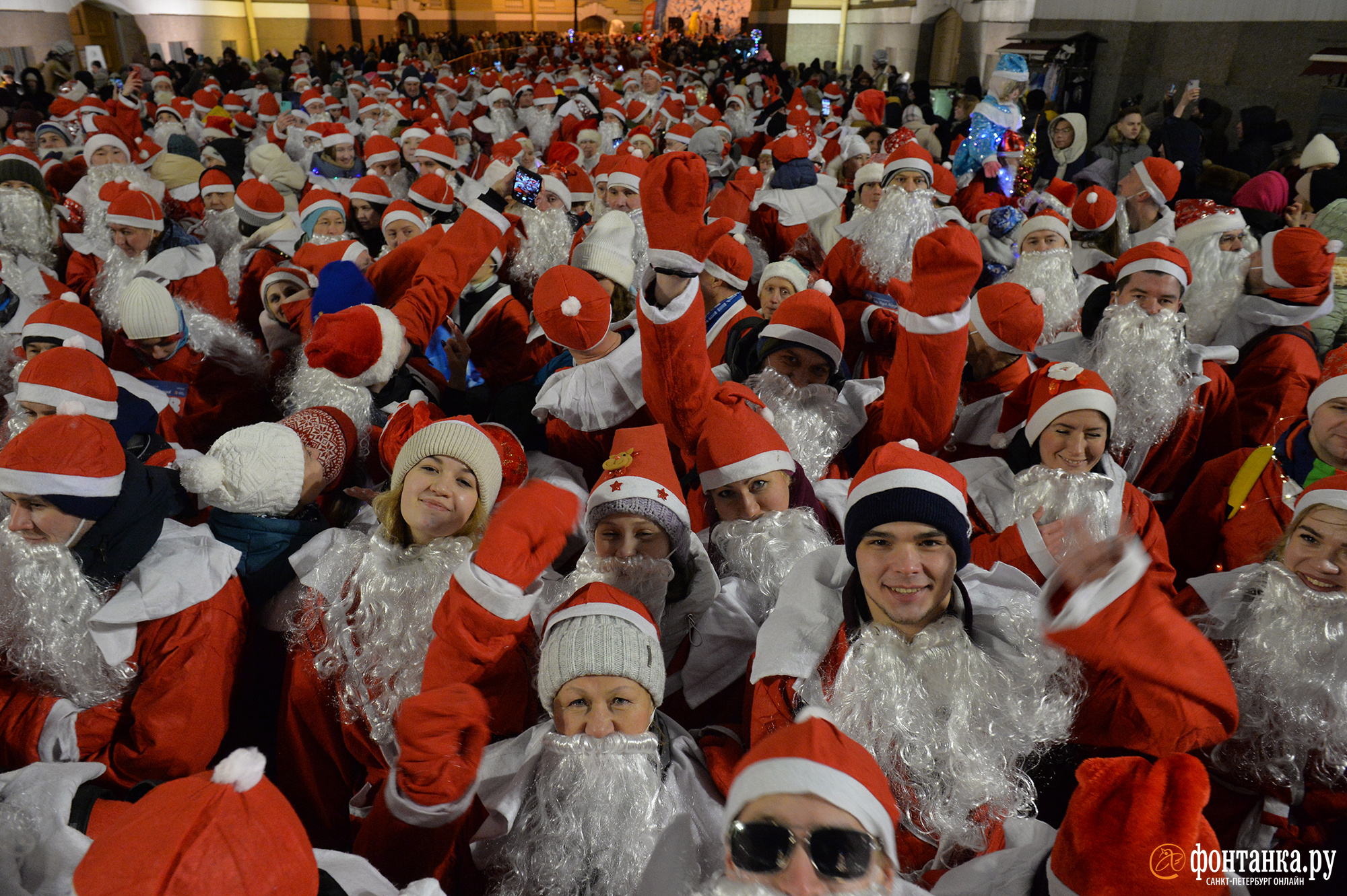 Сотни Дедов Морозов на Дворцовой отправились в забег. Бороду получали на месте