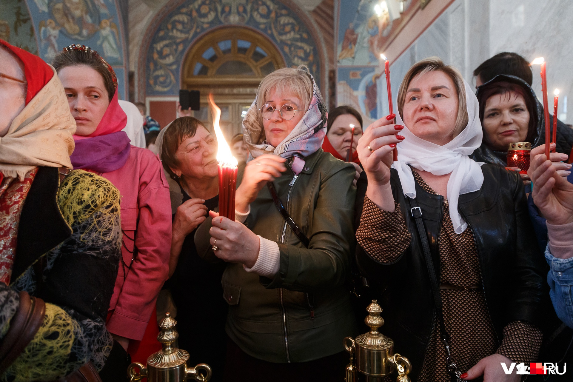 По мнению верующих, Благодатный огонь не обжигает, а согревает душу По мнению верующих, Благодатный огонь не обжигает, а согревает душу