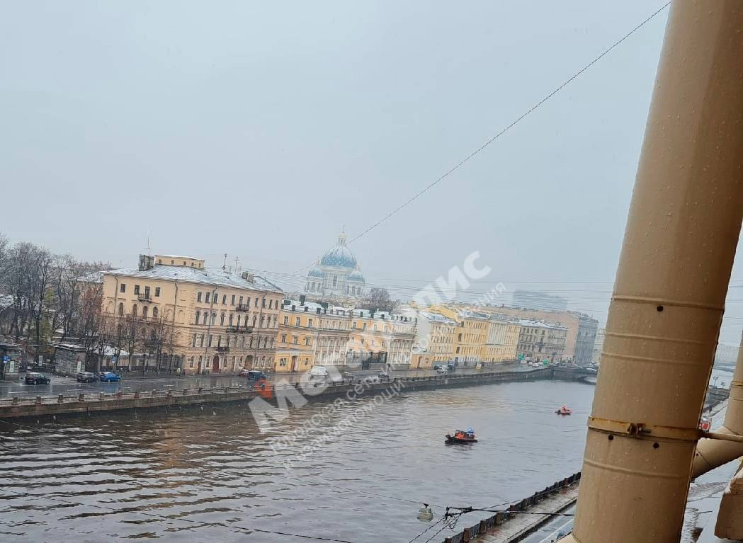 Спб 15 ноября. Обуховский мост Фонтанка парапет. Мужчина в Фонтанке. Обуховский мост через Фонтанку в Санкт-Петербурге. Санкт-Петербург в ноябре.