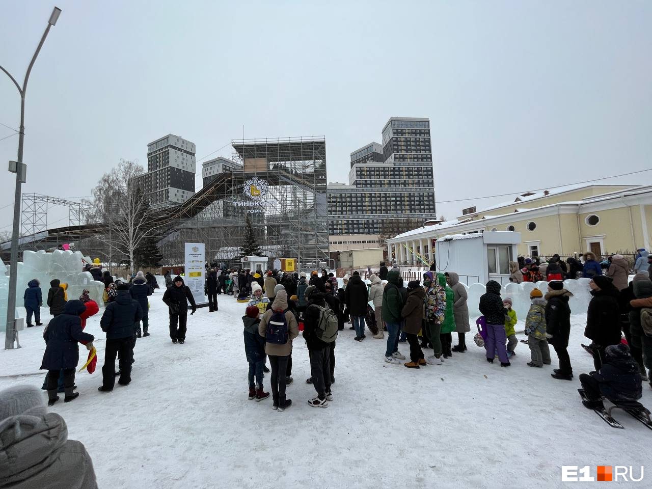 «Стоим по полчаса». В Парке Маяковского к гигантской горке выстроилась длиннющая очередь