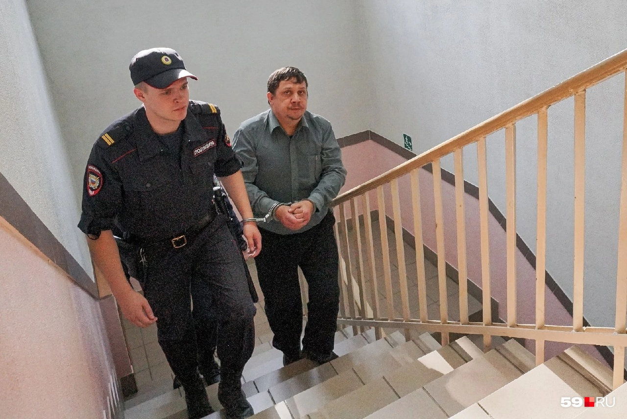 На фото Мошкина ведут в зал суда на заседание о мере пресечения. Через полчаса его увезли в СИЗО