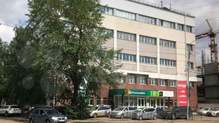 В Иркутске выставили на продажу здание закрытой академии на Цесовской набережной. Оно стоит почти полмиллиарда рублей