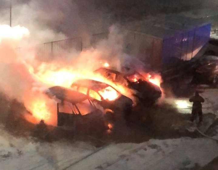Три автомобиля вспыхнули у жилого дома в Новосибирске — фото пожара