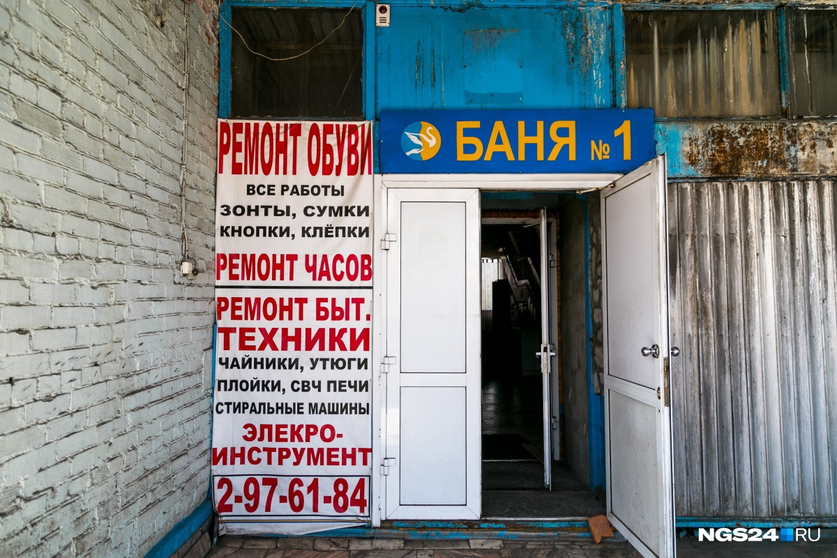 Это вход в здание бассейна «Нептун» Это вход в здание бассейна «Нептун»