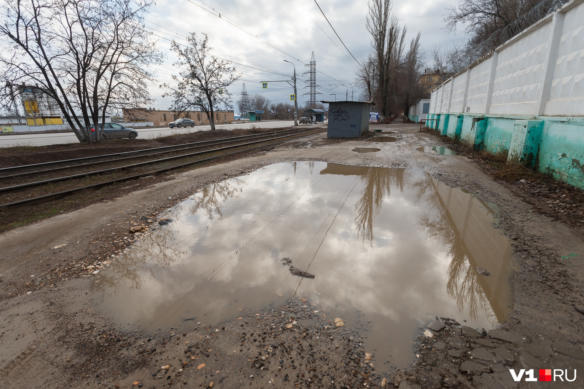 Отсутствовать тротуар. Затопило горки Челябинск. Грязь на дорогах Донбас. Затопило Челябинск 2023. Ростов грязные дороги.