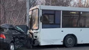 Седан столкнулся с автобусом в Новосибирске — видео с места ДТП