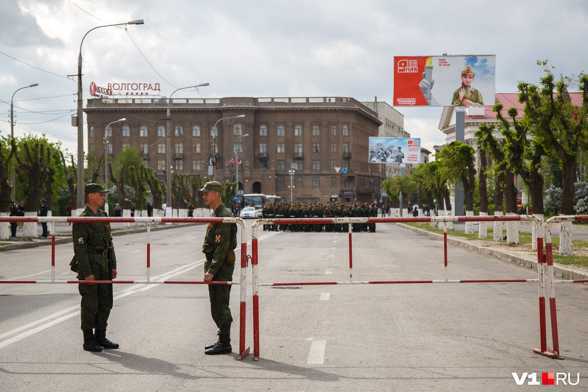 По всему городу в администрации планируют развесить праздничные плакаты По всему городу в администрации планируют развесить праздничные плакаты