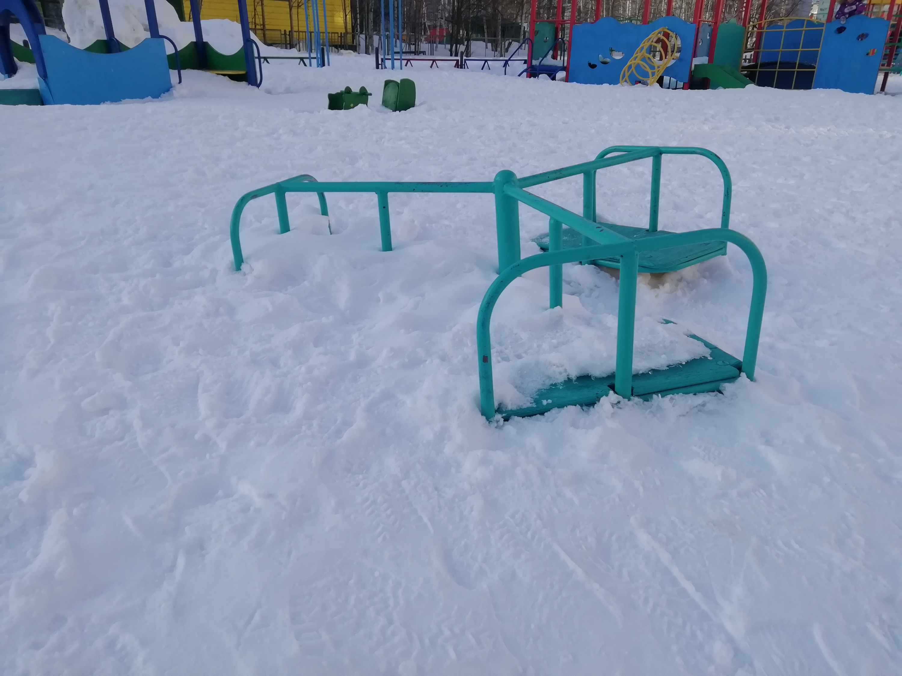 Кто должен чистить дворовые детские площадки от снега? - 2 апреля 2022 -  86.ру
