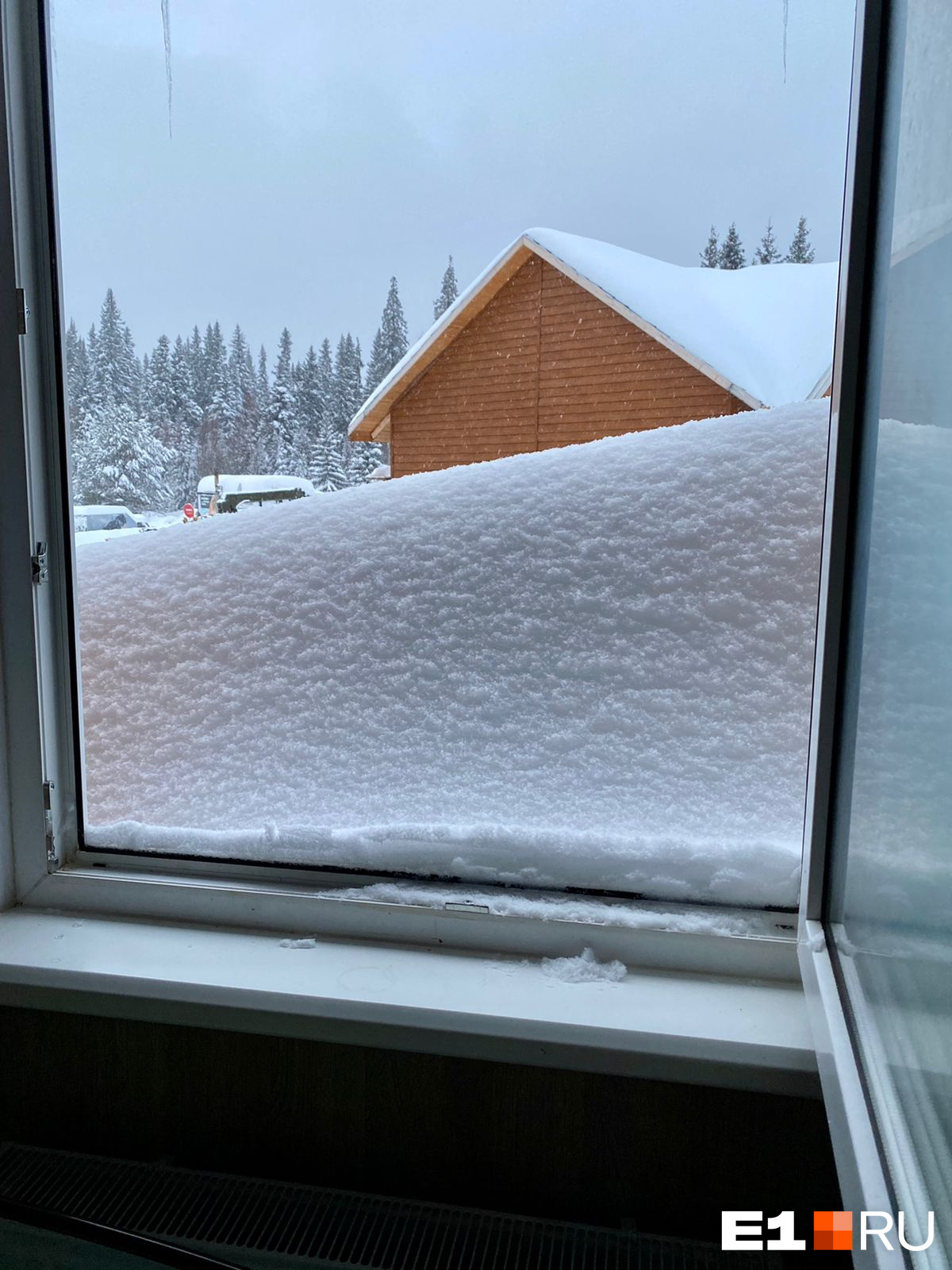Снега выпало столько, что на базе отдыха его было по окна
