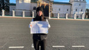 Стояла с плакатом: ярославна вышла на одиночный пикет перед правительством области