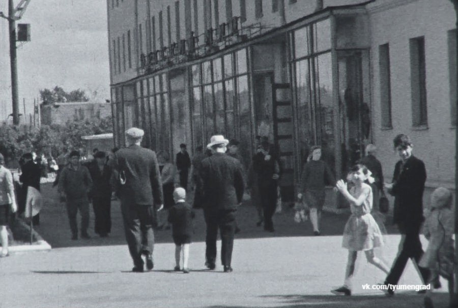 В конце 60-х улицу Орджоникидзе, в районе которой жила семья Натальи, украшал собой магазин «Детский мир»