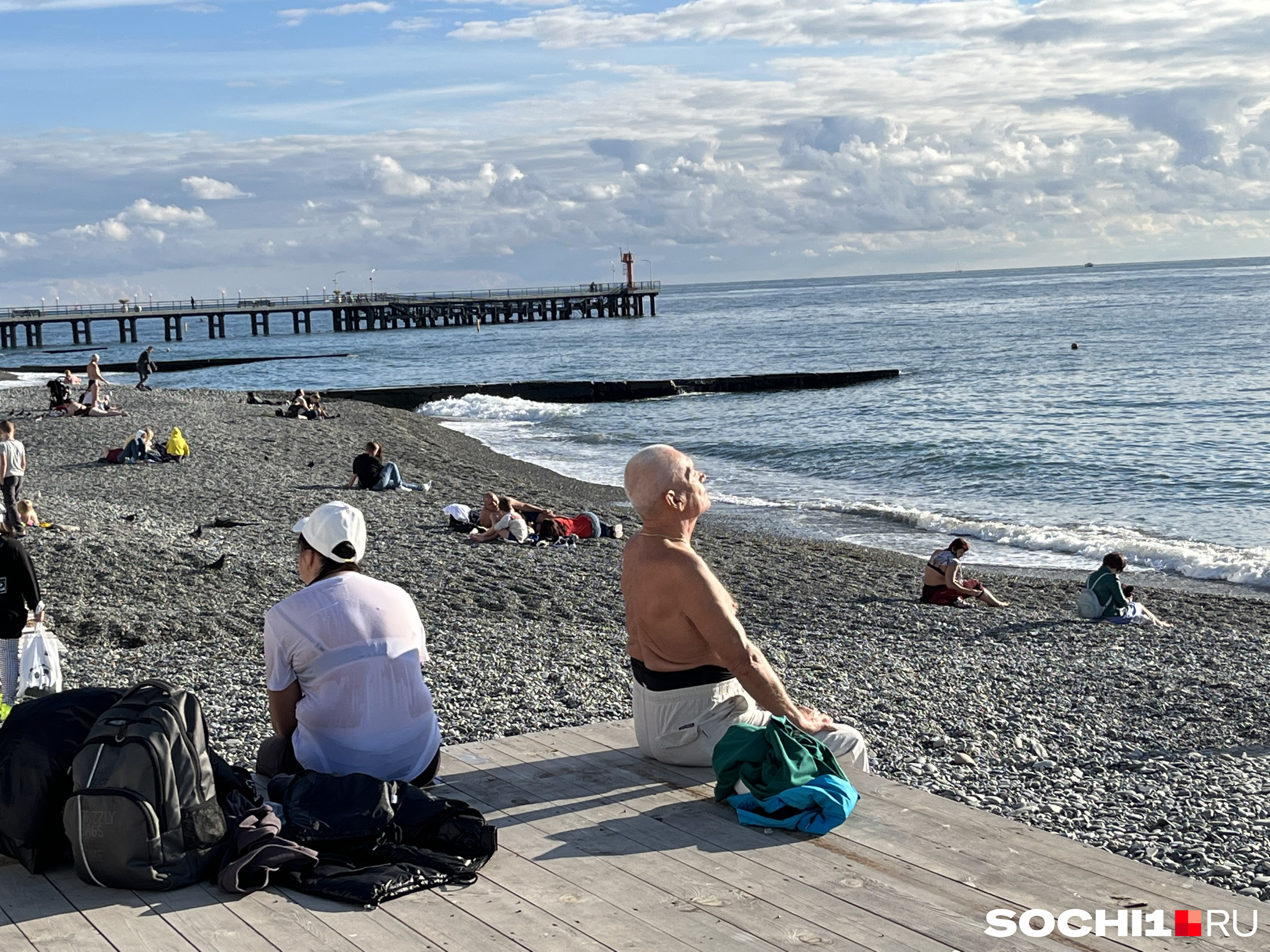 Погода в Сочи может наладиться в любой день — и снова можно загорать на пляже