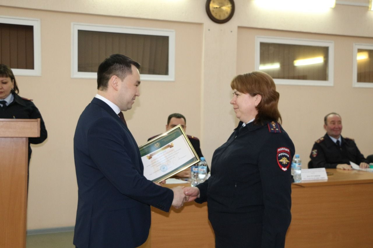 На этом фото Насретдинов благодарит уфимских полицейских за работу