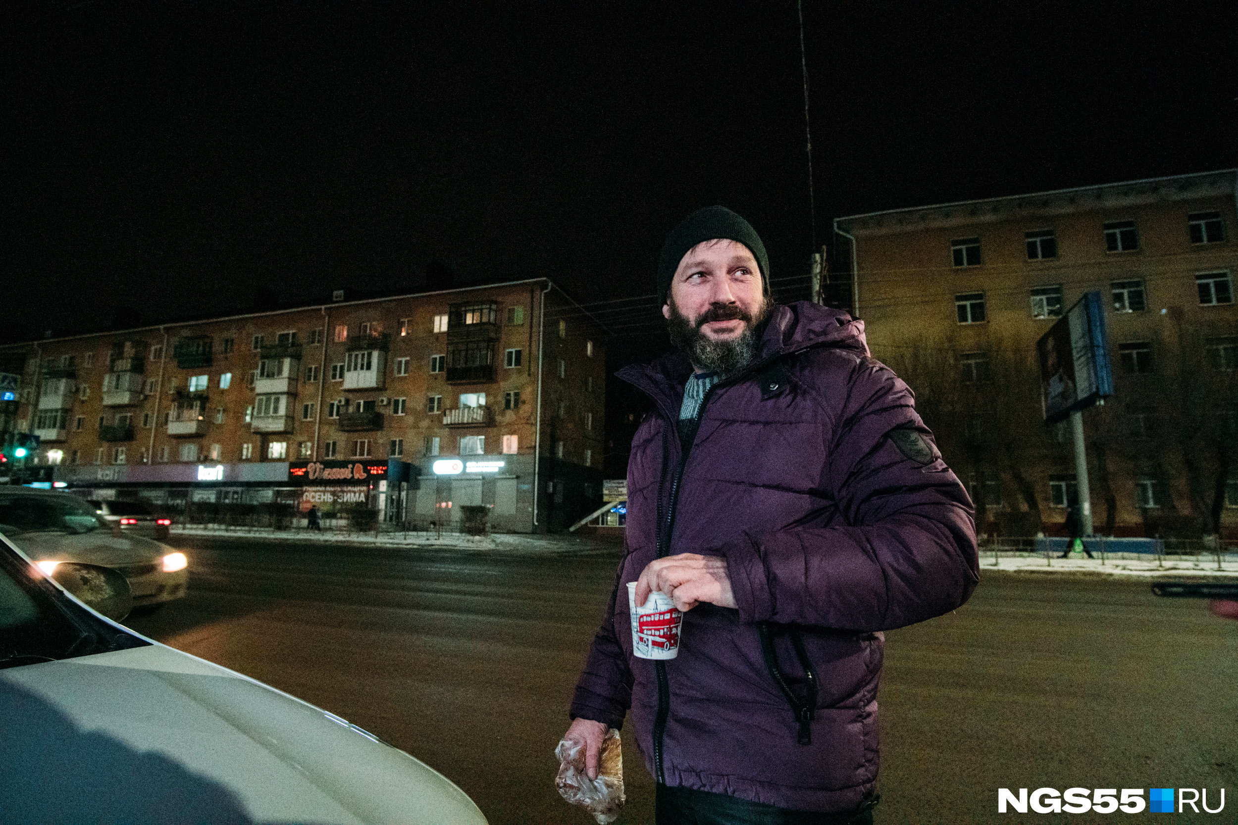 Таксиста Сергея Николаевича на соседней остановке ждет жена. Он забирает ее с работы и по пути покупает для нее беляш. Есть в этом что-то милое