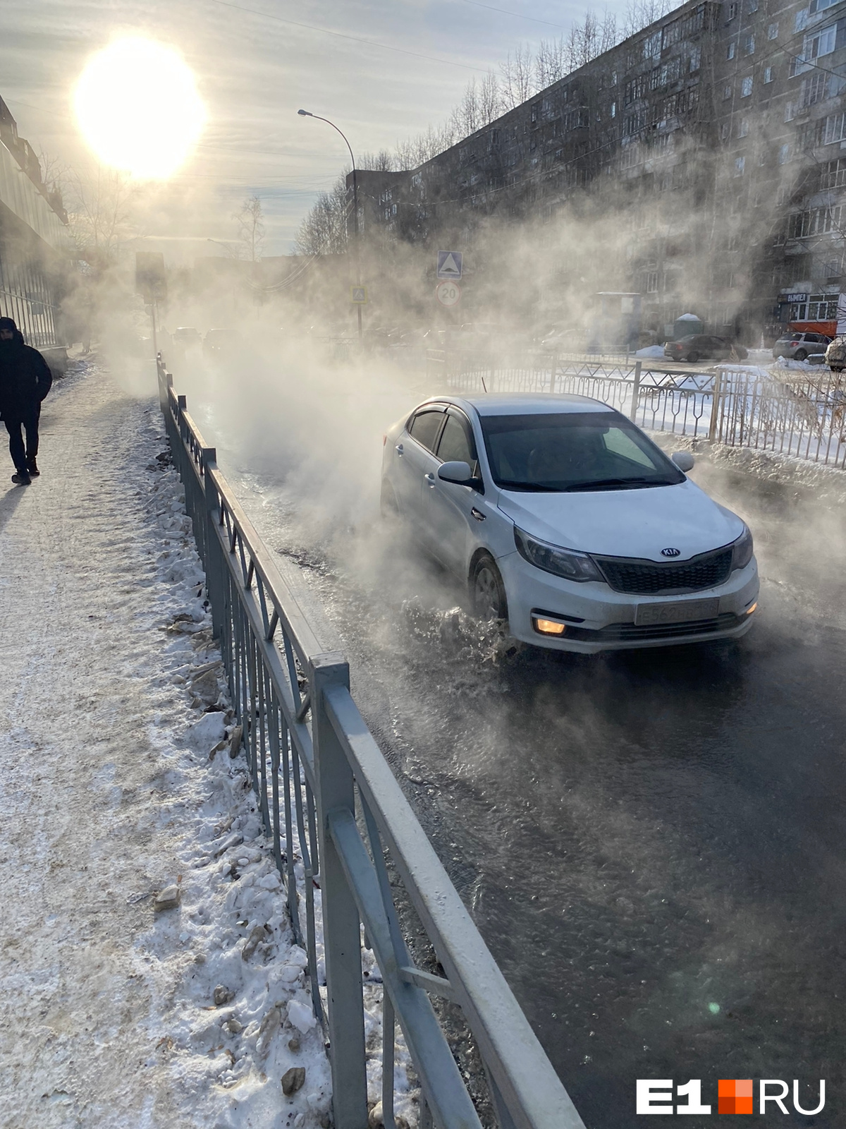 Сложно найти машину! Пионерский заволокло паром из-за крупной коммунальной аварии