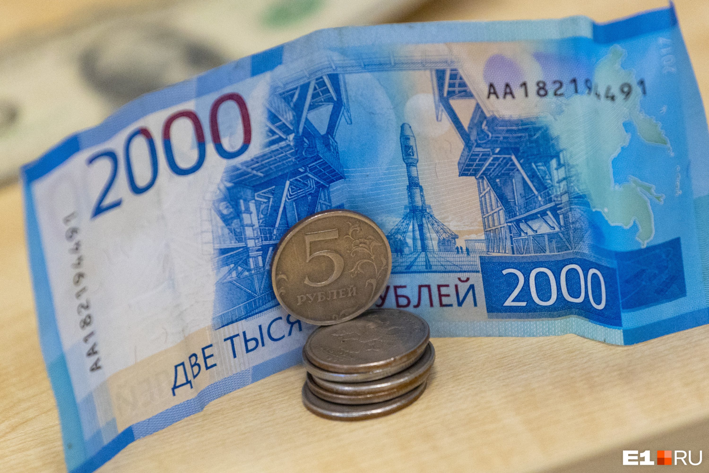 В Екатеринбурге кассир набрала кредитов и перевела мошенникам. А потом заплатила еще и «налог» за обман