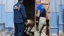 Отмывали из рукава пожарной машины: под Волгоградом спасли мужчину, упавшего в уличный туалет
