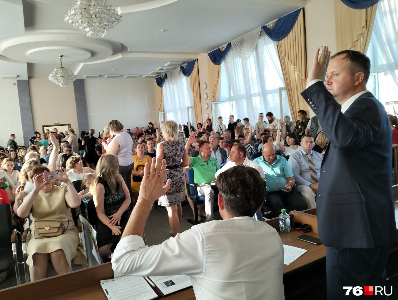 Председатель муниципалитета Артур Ефремов (слева) и заместитель мэра Вячеслав Гаврилов голосуют наравне со всеми