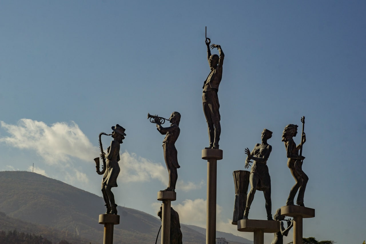 Это фонтан под названием «Оркестр» на площади перед Парком Ваке в Тбилиси