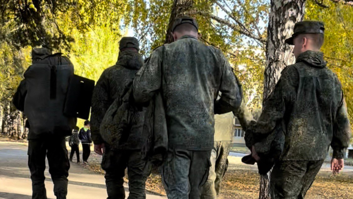 «Синеботов хватает, они лещей получают»: как живут мобилизованные в воинской части Екатеринбурга