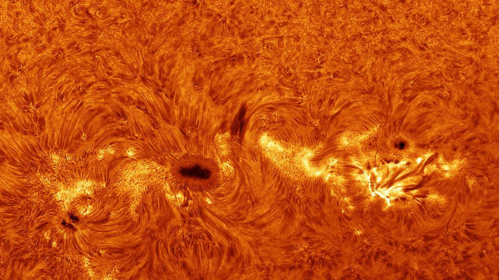 «Они как маленькие молнии»: астрофотограф снял на видео вспышки на Солнце