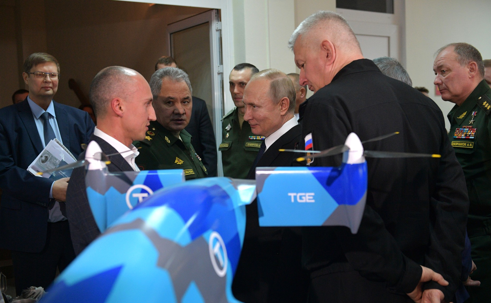 Илья Рашкин показывает новый летательный аппарат Владимиру Путину