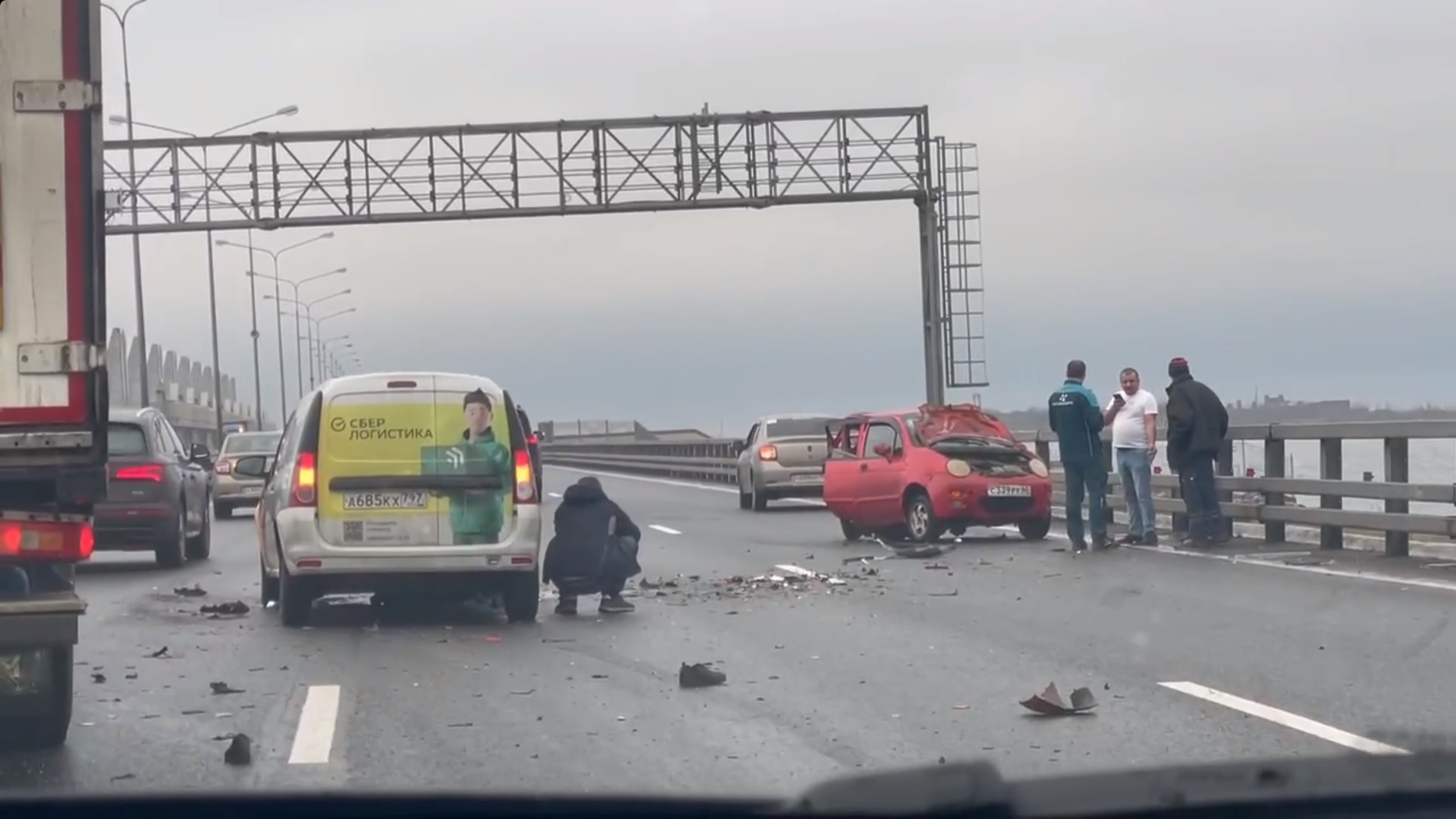 В ДТП на дамбе погибла иностранка у Кронштадта в Петербурге 10 ноября 2022  г. - 11 ноября 2022 - ФОНТАНКА.ру