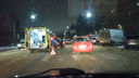 Увезли на носилках: в Сети появилось видео с места ДТП на Дзержинского, где сбили архангелогородца